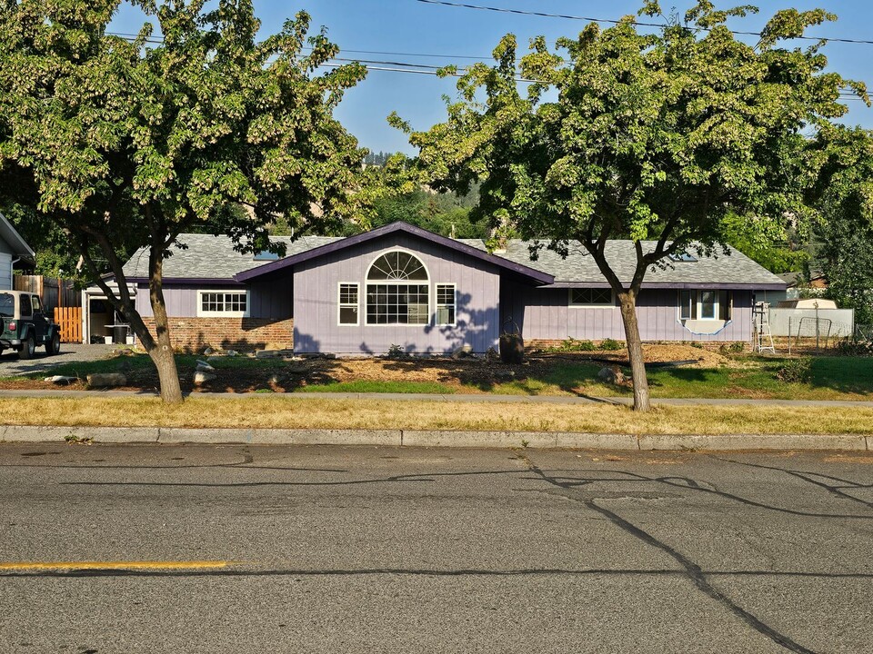 406 2nd St in La Grande, OR - Building Photo