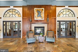 2465 Army Navy Dr, Unit 204 in Arlington, VA - Foto de edificio - Building Photo