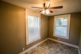 524 St Martin Ave in San Antonio, TX - Building Photo