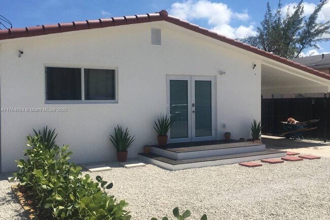 350 NW 50th St in Miami, FL - Foto de edificio - Building Photo