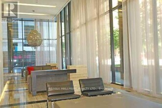 110 Charles St E in Toronto, ON - Building Photo - Building Photo