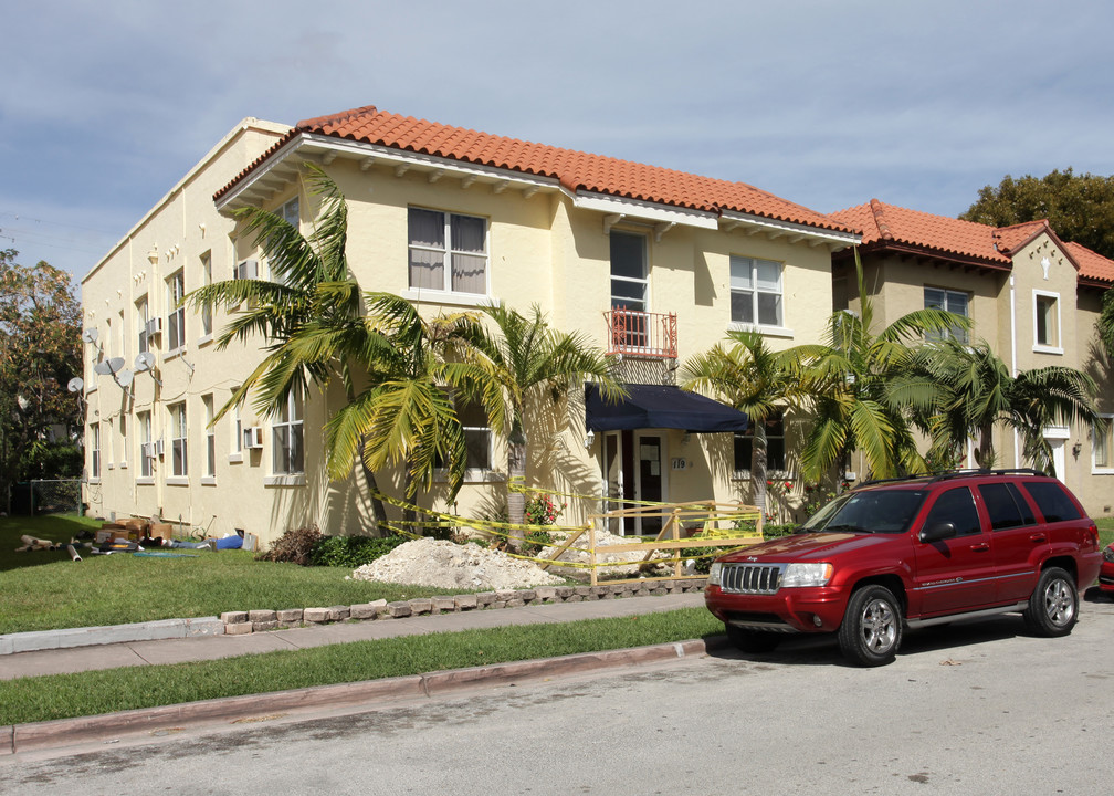 Menores Condo in Coral Gables, FL - Building Photo