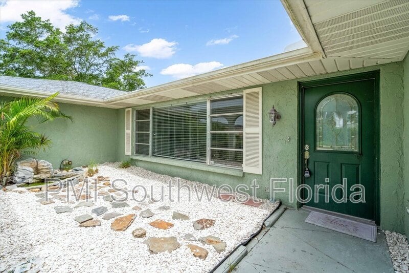1405 Cambridge Dr in Venice, FL - Building Photo