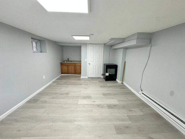 256 S Munn Ave, Unit BSMT in Irvington, NJ - Foto de edificio - Building Photo