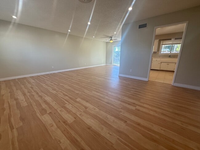 16416 Rayen St in North Hills, CA - Foto de edificio - Building Photo