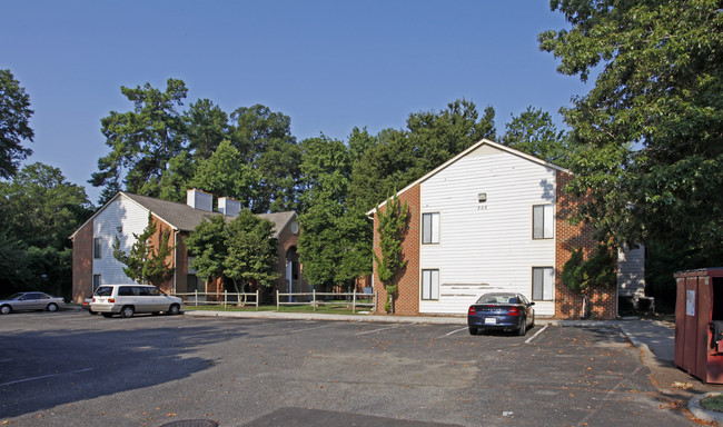 Adams, Condos in Newport News, VA - Foto de edificio - Building Photo