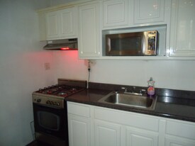 13 Bleecker St, Unit 2F in Brooklyn, NY - Building Photo