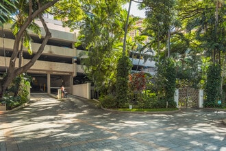 Windsor Condos in Honolulu, HI - Building Photo - Building Photo