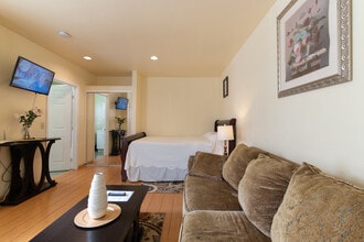 2721 W 82nd Pl, Unit Guesthouse in Inglewood, CA - Building Photo - Building Photo