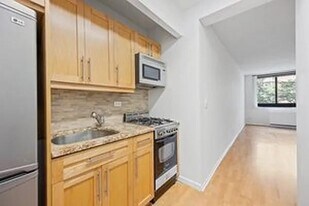 347 W 57th St in New York, NY - Building Photo