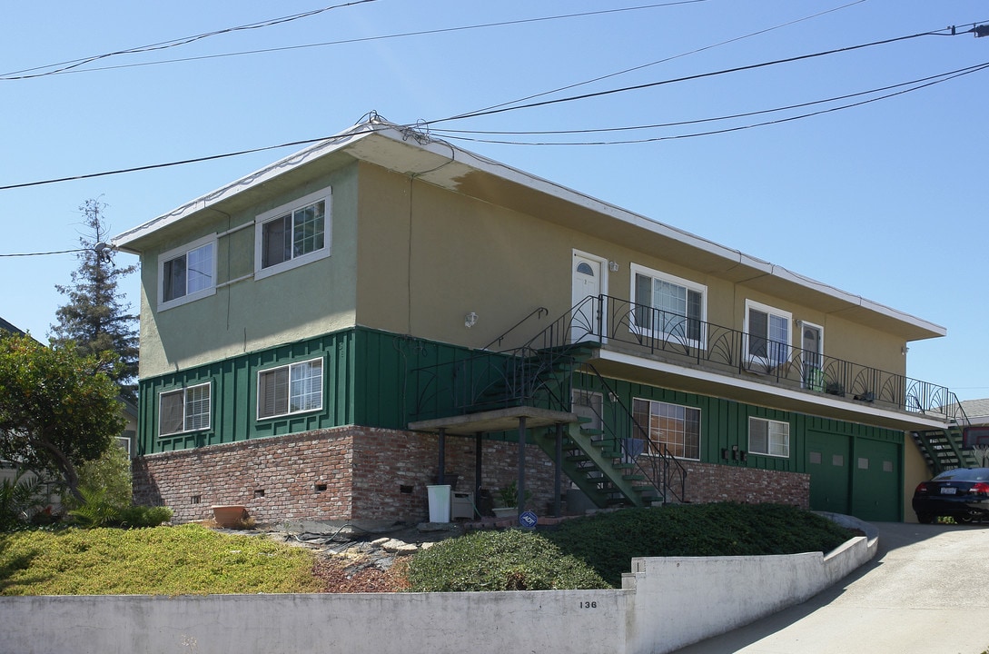 136 Pacific Ave in Rodeo, CA - Building Photo