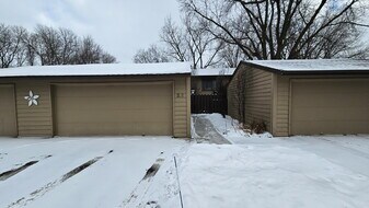 218 W Eagle Lake Dr in Maple Grove, MN - Building Photo