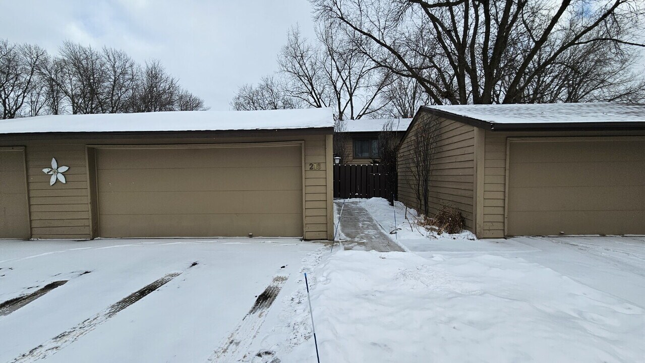 218 W Eagle Lake Dr in Maple Grove, MN - Building Photo