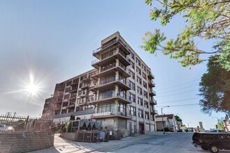 215 W Maple St, Unit 312 in Milwaukee, WI - Foto de edificio - Building Photo