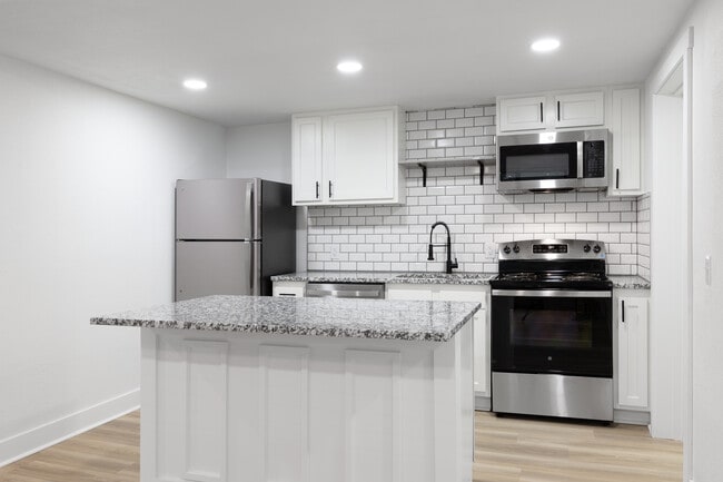 Flats at 2875 - Newly-Renovated Single-Story! in Lexington, KY - Building Photo - Interior Photo