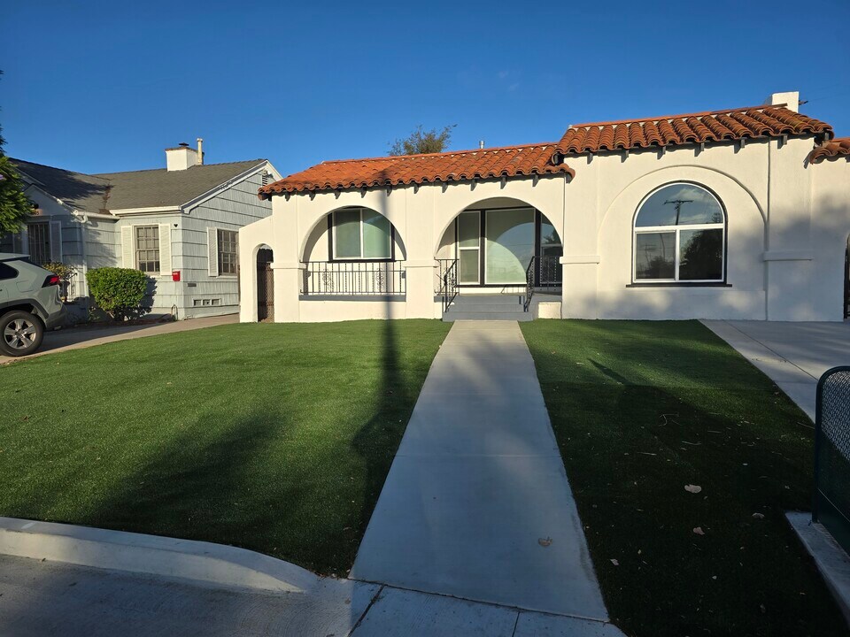 4527 Esther St in San Diego, CA - Foto de edificio