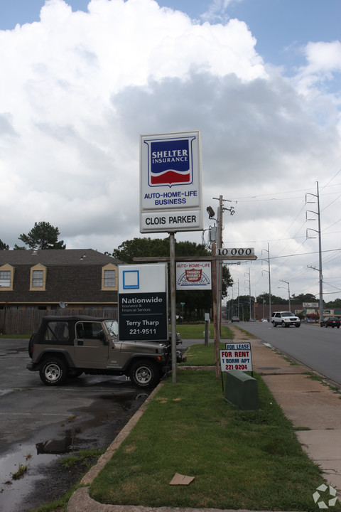 10000 W Markham St in Little Rock, AR - Building Photo