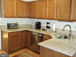 14 Tivoli Lake Ct in Silver Spring, MD - Building Photo - Building Photo