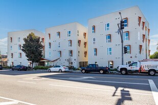 Villa Vanowen in Van Nuys, CA - Building Photo