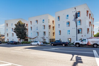 Villa Vanowen in Van Nuys, CA - Foto de edificio - Primary Photo