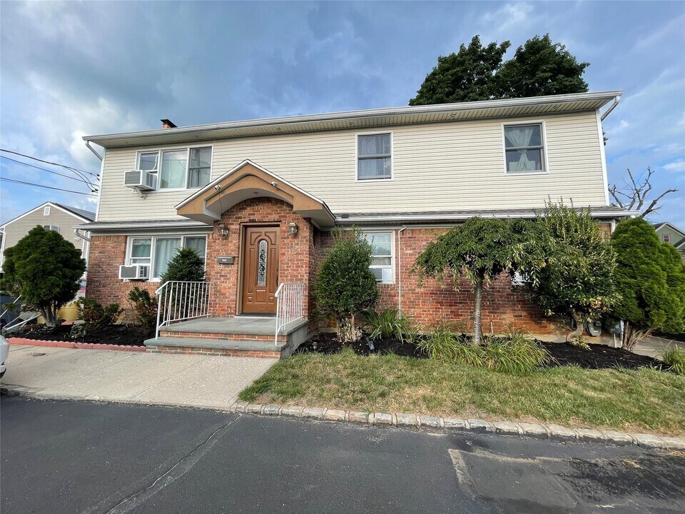 133 Railroad Ave in Syosset, NY - Building Photo