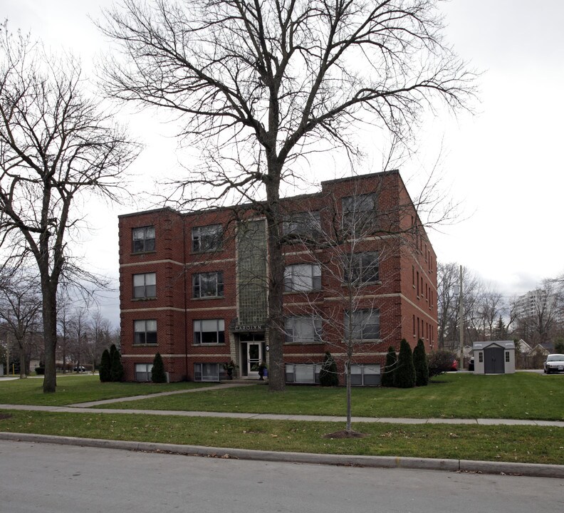 Carolyn in Oakville, ON - Building Photo