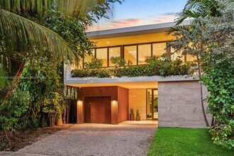 77 SW 18th Terrace in Miami, FL - Building Photo - Building Photo