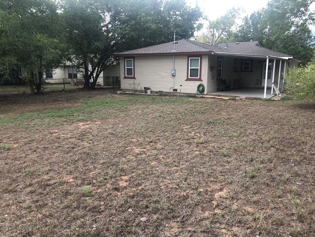 105 S Greenview Dr in Stephenville, TX - Building Photo - Building Photo