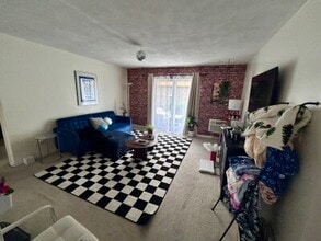 31 Westgate Rd, Unit 5 in Boston College, MA - Building Photo - Building Photo