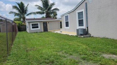 1174 NW 101st St, Unit 2 in Miami, FL - Building Photo - Building Photo