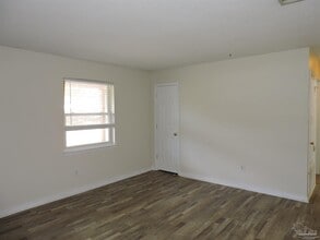4911 Yacht Harbor Cir in Pensacola, FL - Building Photo - Building Photo