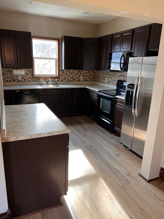 805 E 4th Ave in Mitchell, SD - Building Photo
