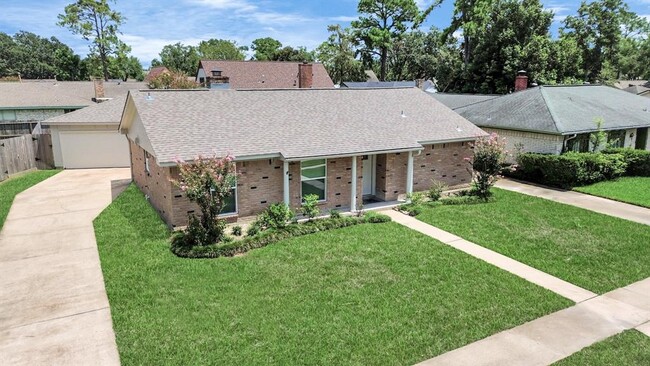 9726 Springmont Dr in Houston, TX - Building Photo - Building Photo