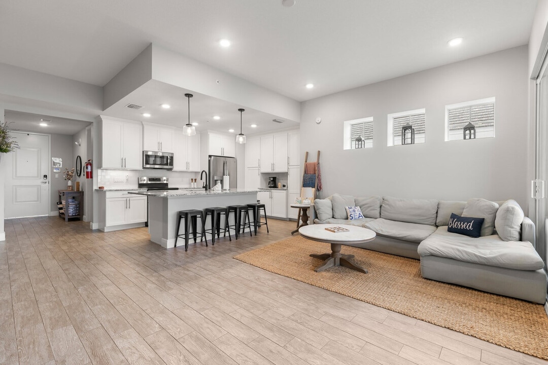 380 Aruba Cir in Bradenton, FL - Building Photo