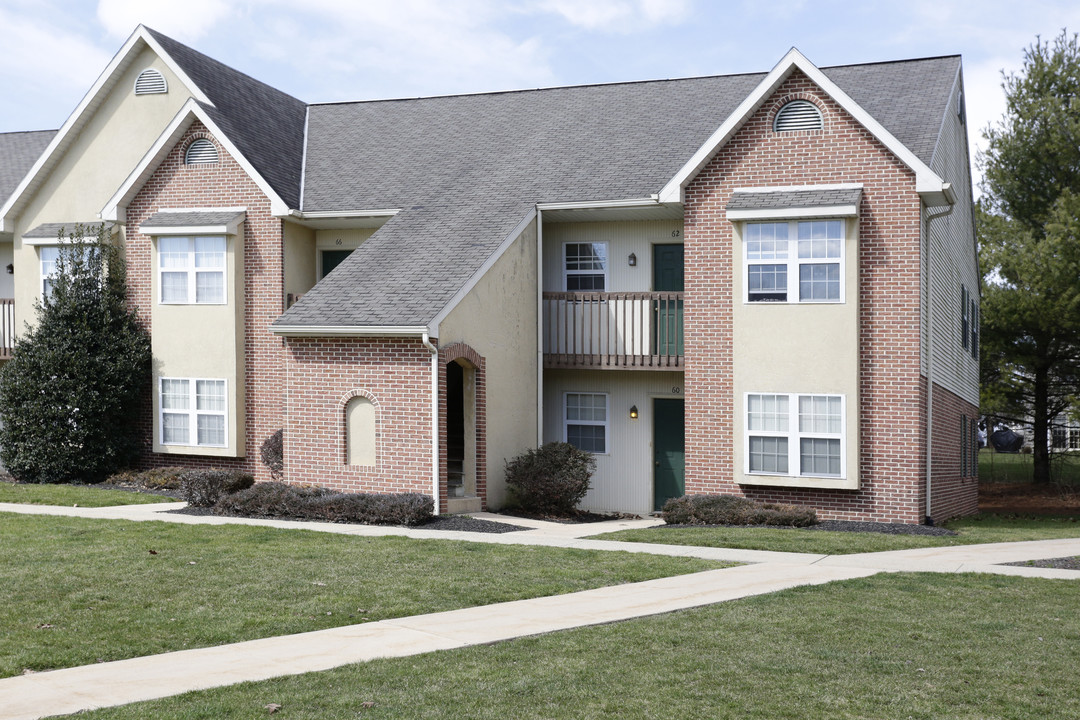 School Court Apartments in Denver, PA - Foto de edificio