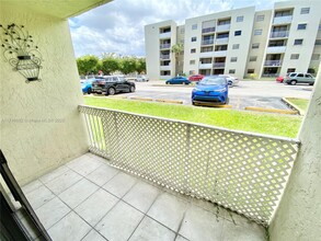 8145 NW 7th St in Miami, FL - Foto de edificio - Building Photo