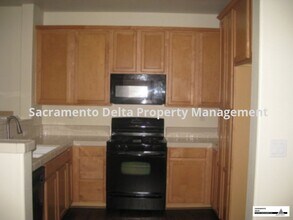 8251 Crystal Walk Cir in Elk Grove, CA - Building Photo - Building Photo