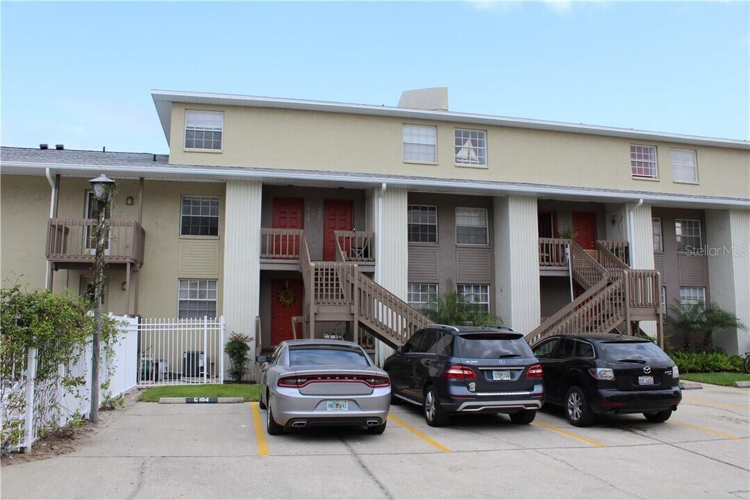 4863 W McElroy Ave in Tampa, FL - Building Photo