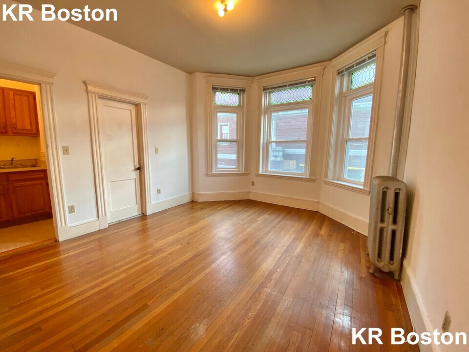 11 Tetlow St in Boston, MA - Building Photo