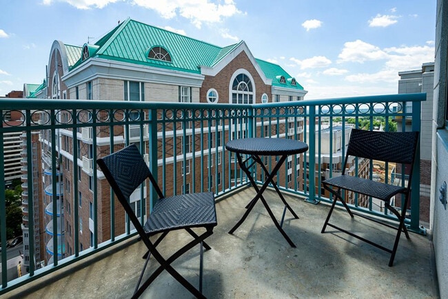 851 N Glebe Rd in Arlington, VA - Foto de edificio - Building Photo