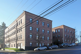 Landmark Court Apartments in Tacoma, WA - Building Photo - Building Photo