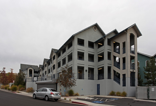 College Courtyard Apartments in Reno, NV - Foto de edificio - Building Photo