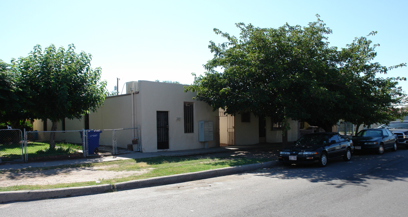 1002 S Hills St in El Paso, TX - Building Photo