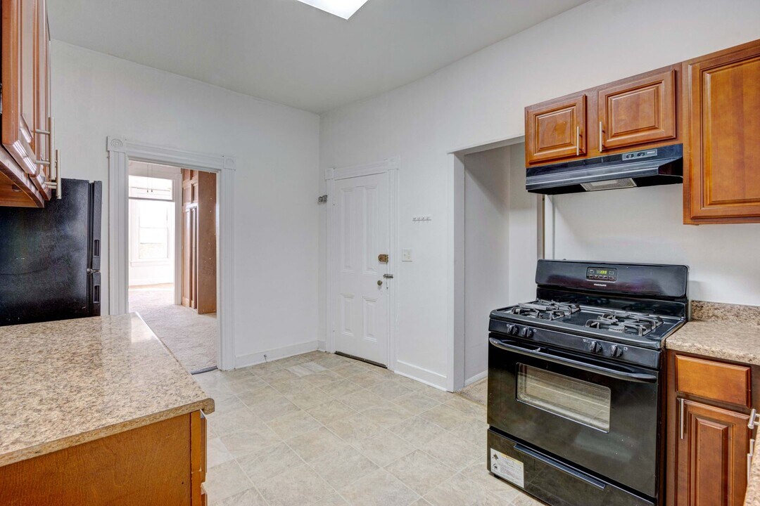 2417 Maryland Ave-Unit -2FL in Baltimore, MD - Foto de edificio