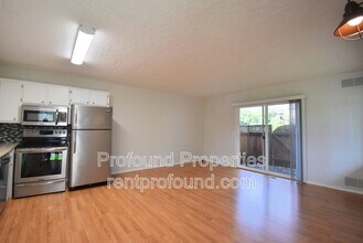 421 N Hayden Bay Dr in Portland, OR - Building Photo - Building Photo