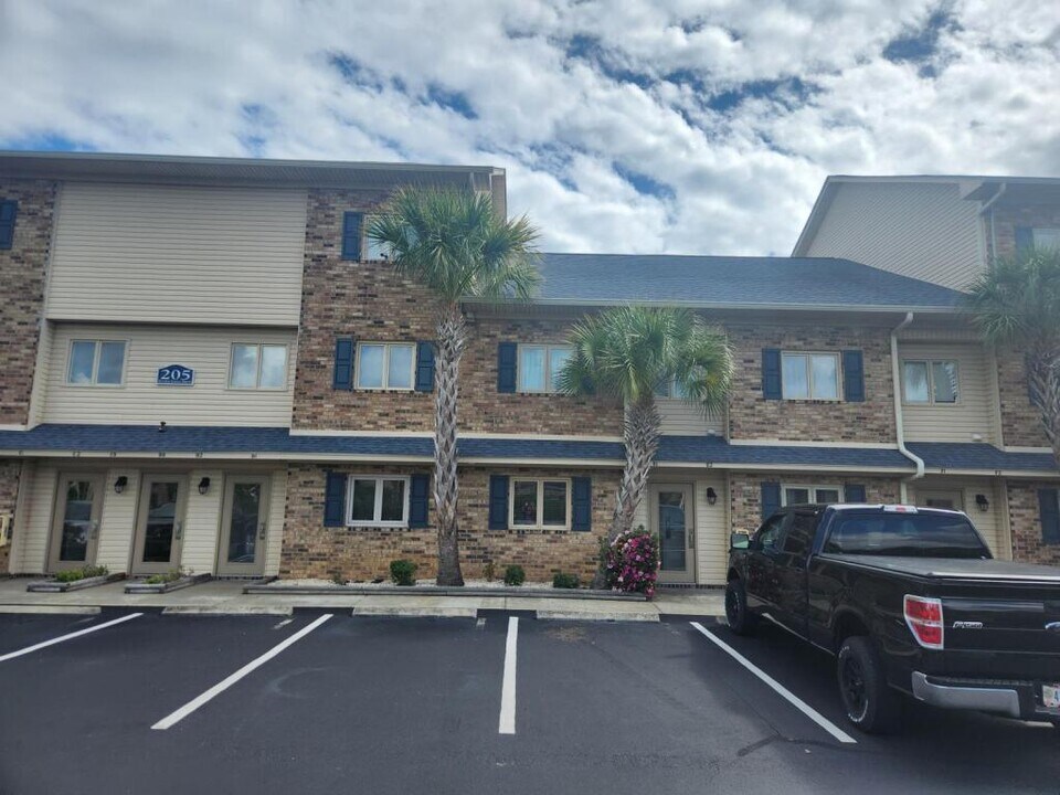 205 Double Eagle Dr in Surfside Beach, SC - Building Photo