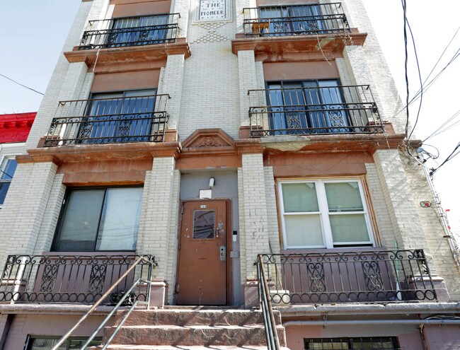The Pioneer in Bronx, NY - Foto de edificio - Building Photo