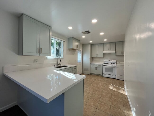 23844 Victory Blvd in Los Angeles, CA - Building Photo - Building Photo