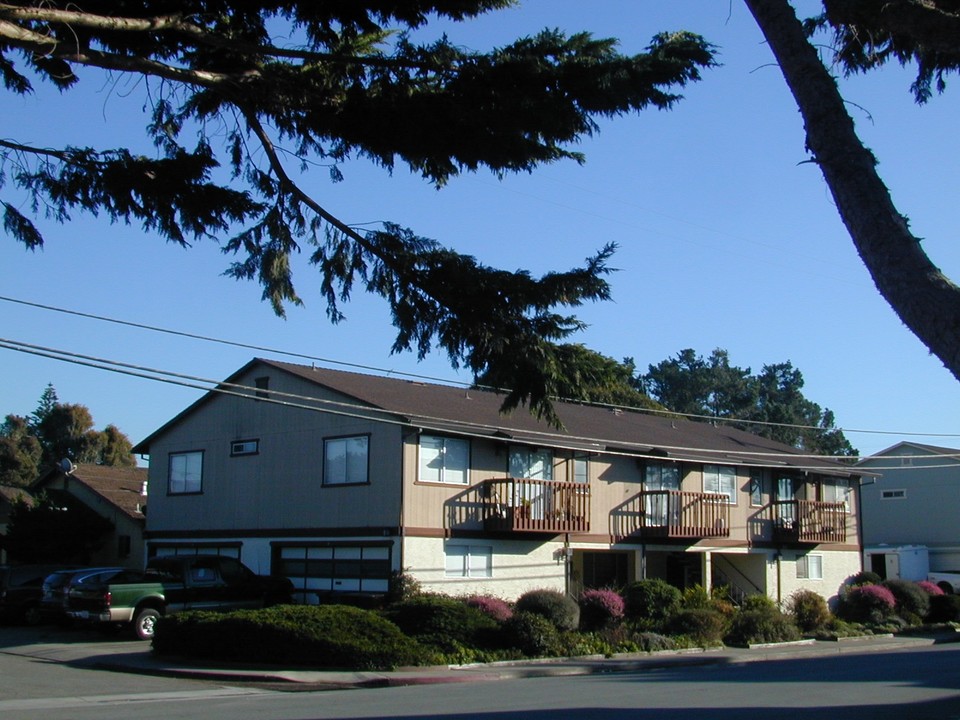 251 Pilarcitos Ave in Half Moon Bay, CA - Foto de edificio