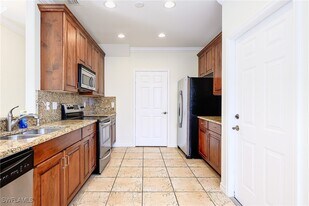 15056 Summit Pl Cir in Naples, FL - Building Photo
